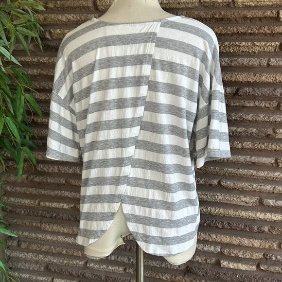 Stem Gray Striped Split Back Casual Top T sirt Size Small - Picture 8 of 8